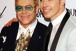 ¡Elton John fue papá!