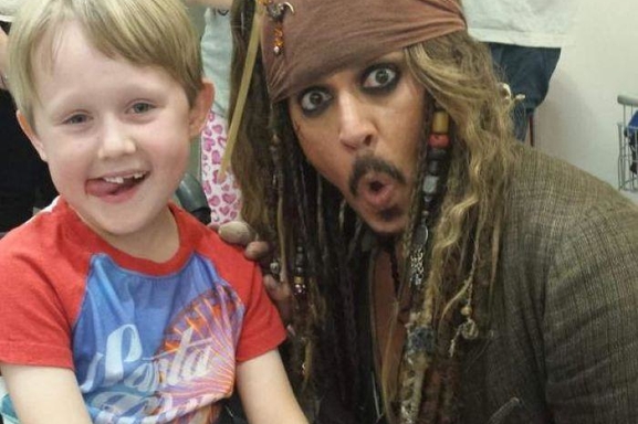 Jack Sparrow hace una pausa, y visita hospital de niños