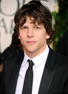 Jesse Eisenberg interpretará al malvado, y Jeremy Irons a Alfred, el mayordomo