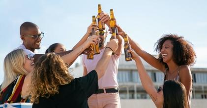 Casting extras hombres y mujeres de 25 a 35 años para publicidad de cerveza en CABA