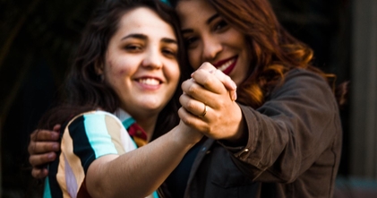 Se busca pareja real de mujeres de 20 a 30 años para proyecto remunerado