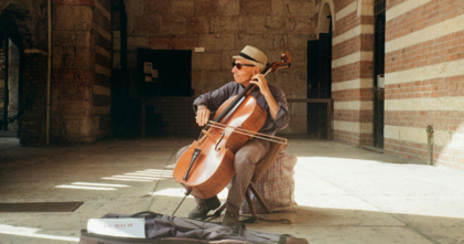 Casting violonchelista para obras musicales en teatro restaurante en Tigre