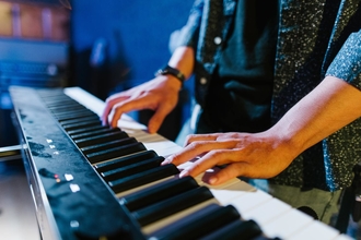 Casting pianista mayor de 18 años para concierto con cantantes en agosto