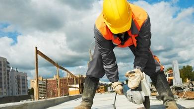 Casting hombres que manejen el martillo hidráulico de construcción