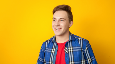 Casting actor con edad aparente de 17 años pero con más de 18 años para tesis universitaria en Buenos Aires