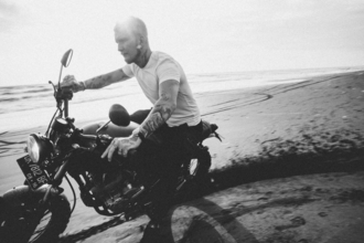 Se buscan hombres de 20 a 30 años que tengan permiso de conducir moto para proyecto en Buenos Aires