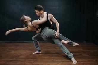 Convocatoria para bailarines y bailarinas mayores de 18 años que están trabajando en un proyecto de danza