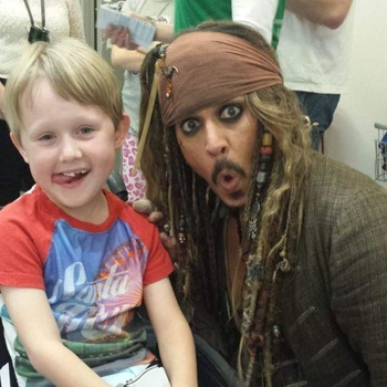 Jack Sparrow hace una pausa, y visita hospital de niños