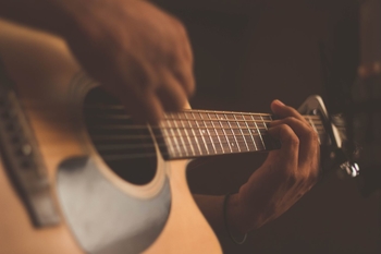 Se precisa guitarra base que pueda hacer coros para trío de folclore en Zona Sur