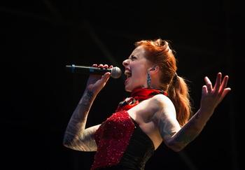 Se busca cantante sesionista femenina para trabajo remunerado